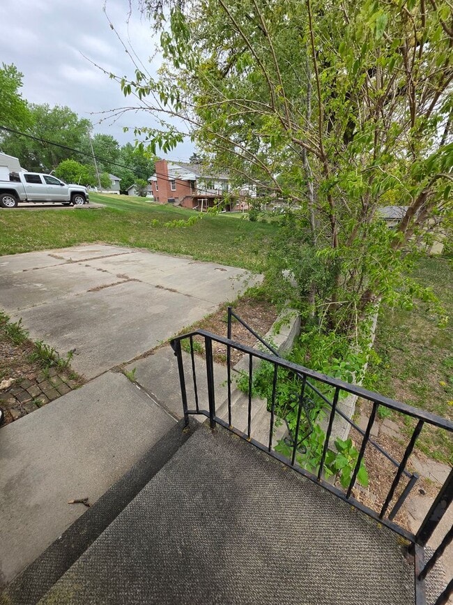 Building Photo - 906 Elm Ave