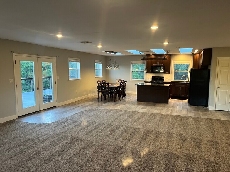 Primary Photo - 423 Hickory Dr