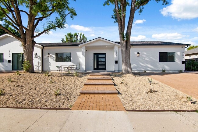 Primary Photo - Modern 5 bedroom House for lease in Northr...