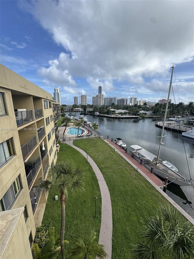 Building Photo - 301 Golden Isles Dr