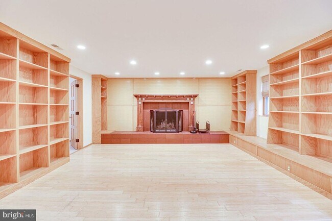 Building Photo - This elegant and unique three-level split ...