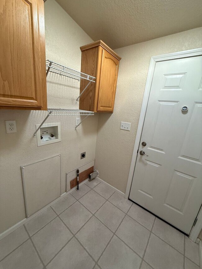Building Photo - Move In Ready - Spacious Manufactured Home in Foothills!