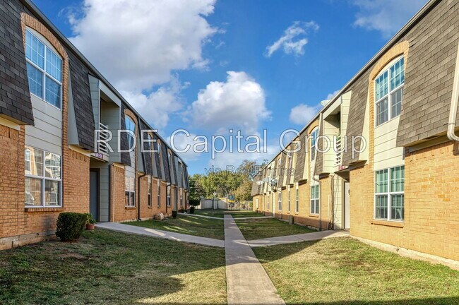 Building Photo - 7040 Glenview Dr
