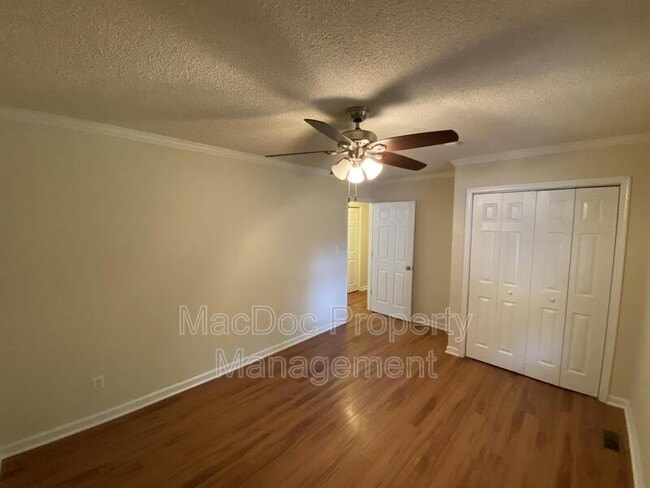 Building Photo - 104 Waverly Dr