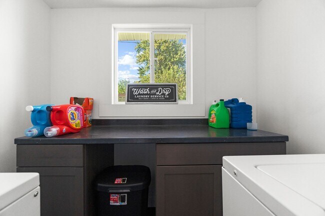 Building Photo - Newly renovated one bedroom available for ...