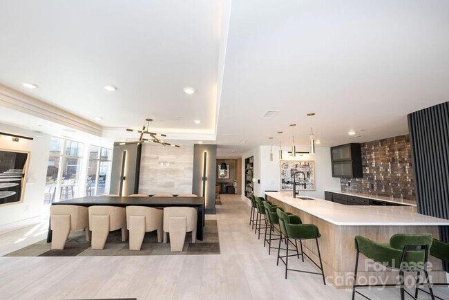 Building Photo - 425 W Trade St