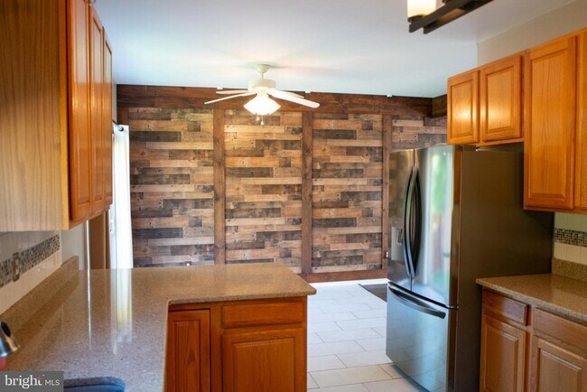 Building Photo - 102 Thomas Ln