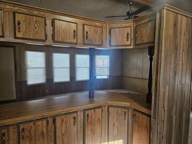 Building Photo - Large 3 bed/2 bath manufactured home in de...