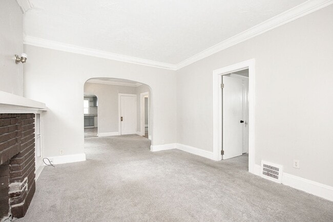 Building Photo - 5 BED 2 BATH BEAUTIFUL SINGLE FAMILY HOME ...