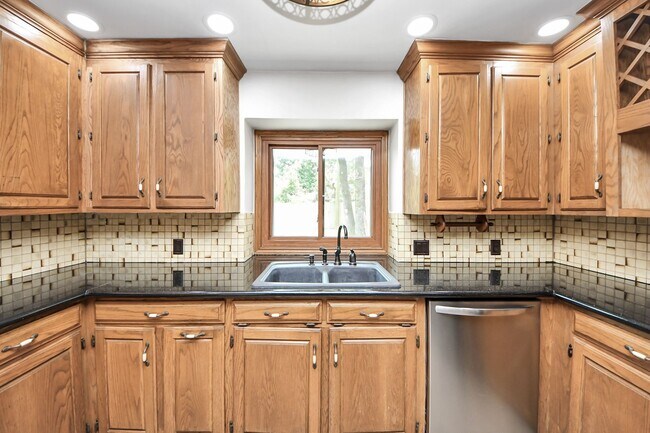 Building Photo - 3923 Cypress Lake Dr