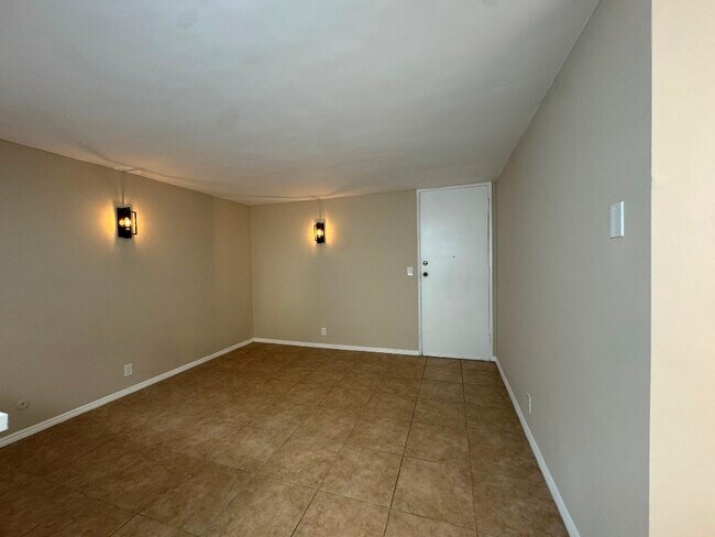 Building Photo - 856 S St. Andrews Pl