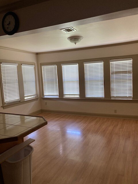 Building Photo - 303 Paris St