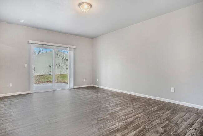 Building Photo - 15901 Cedar Dr