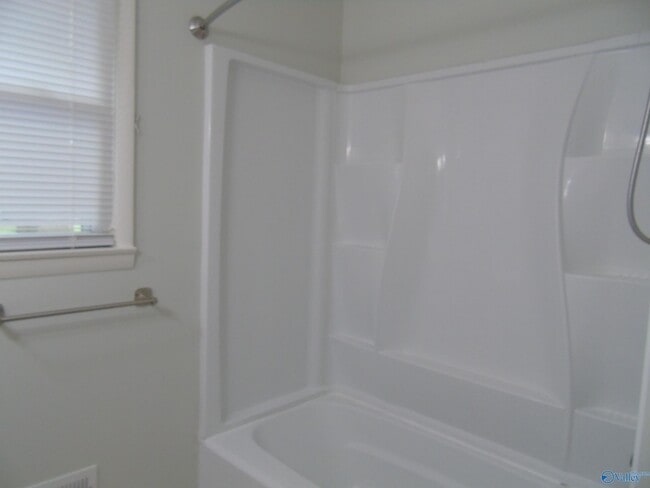 Building Photo - 704 Graycroft Dr SW