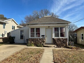 Building Photo - $1000 - 2 Bed 1 Bath Home