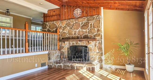 Building Photo - Cozy home with a stunning view!