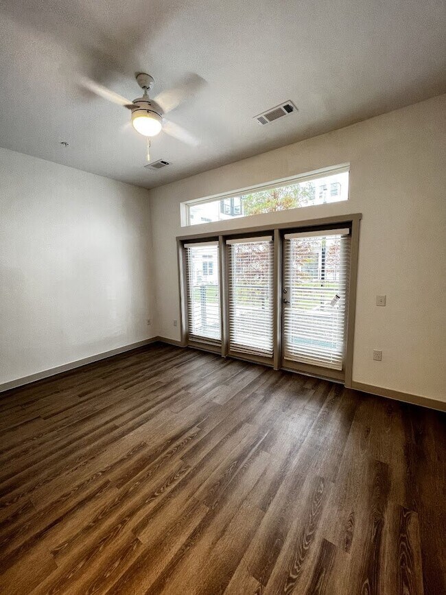 Building Photo - 1700 Willow Creek Dr