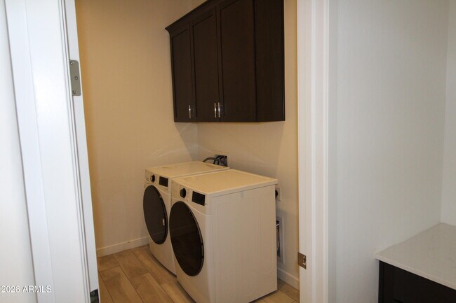 Building Photo - 3831 E Rainbow Dr