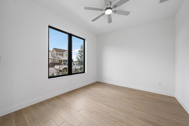 Building Photo - 920 SW Newfield Ave