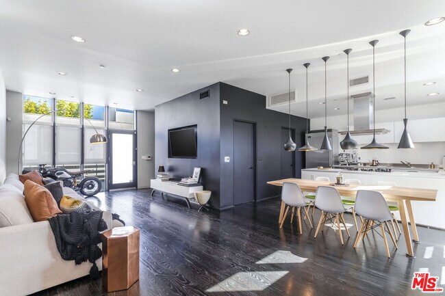 Building Photo - 825 Kings Rd