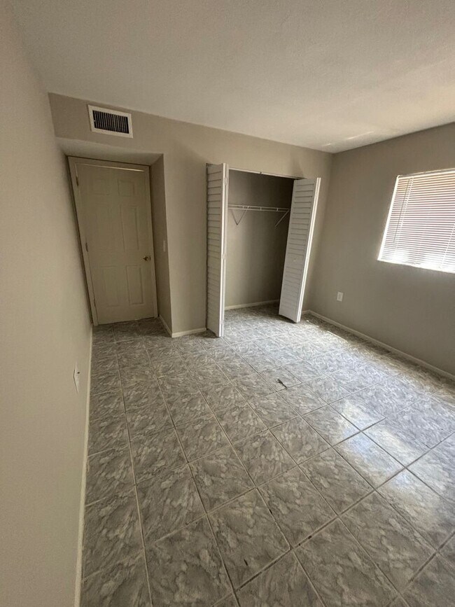 Building Photo - 921 33rd Ave W