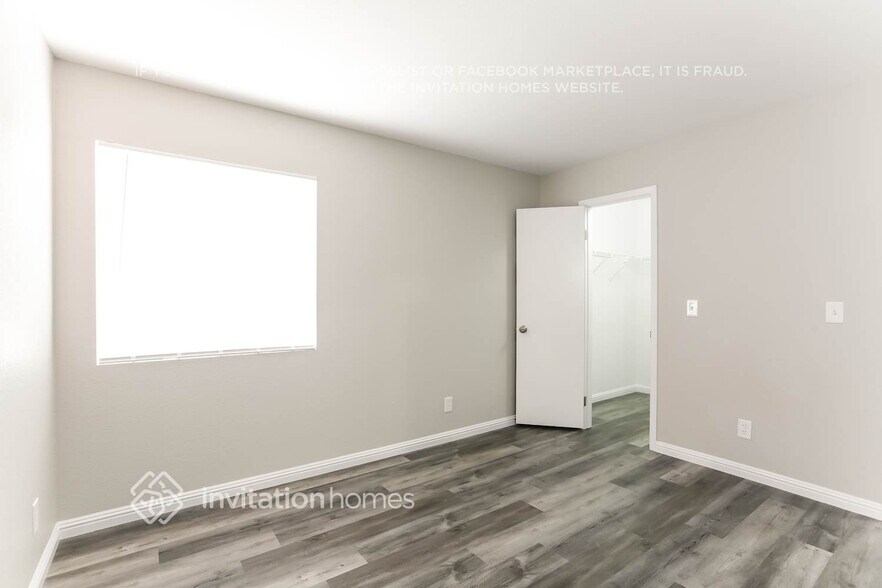 Building Photo - 1400 Desert Hills Dr