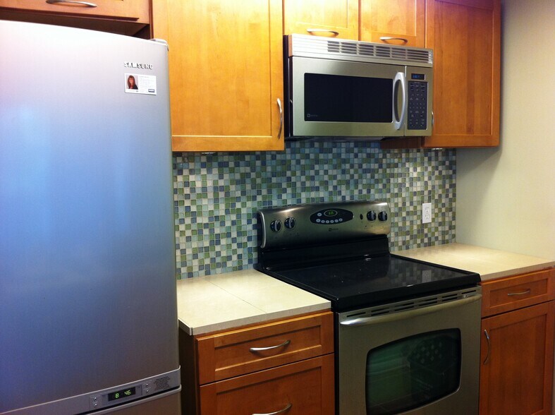 Kitchen equipped with all major appliances - 2601 E Ocean Blvd