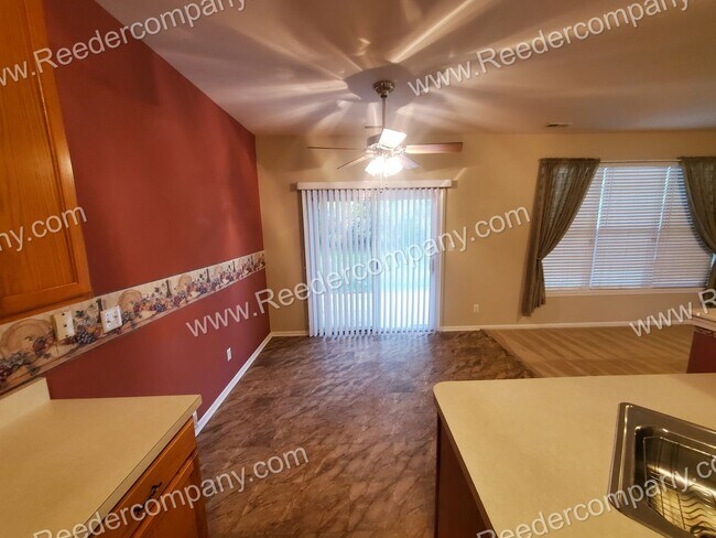 Building Photo - Spacious 2 bed 1.75 bath with 2 car attatc...