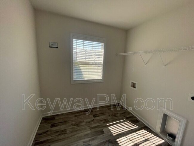 Building Photo - 6058 High Top Ln