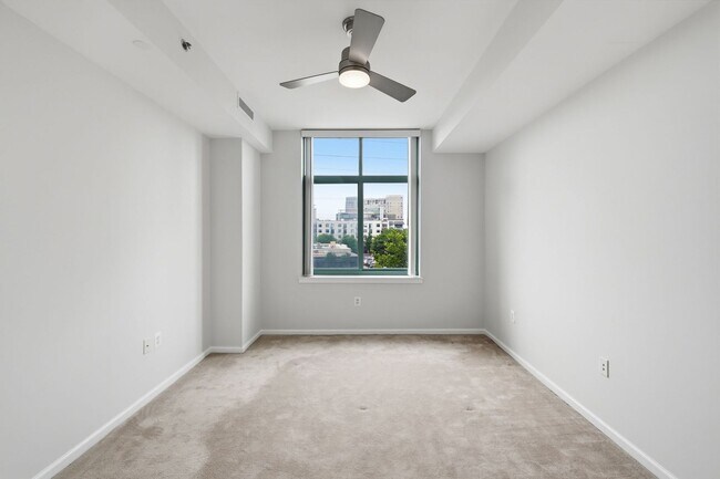 Building Photo - Bright & Renovated Condo with Pool, Gym & Parking!