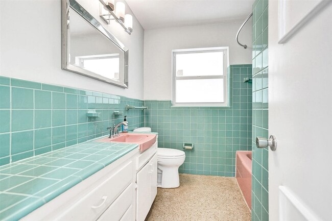 Building Photo - 820 SE 4th Ave