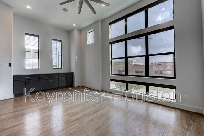 Building Photo - 2910 Lamar St