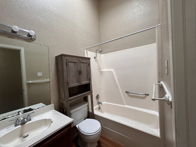 Building Photo - Cute 2\1 Duplex in Whisperwood