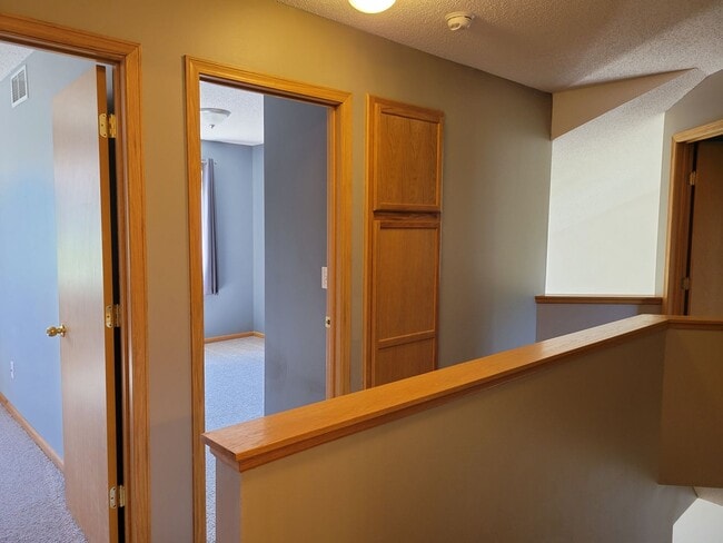 Building Photo - Spacious End Unit Townhouse