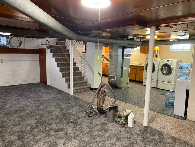 Building Photo - 2 bedroom and 2 bath house for rent