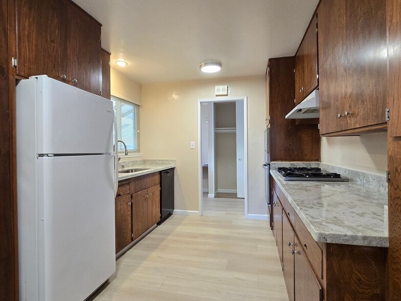 Building Photo - 1542 Parkview Ave