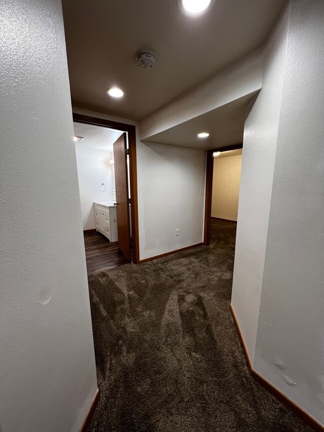 Building Photo - 4 Bedroom 2 Bathroom