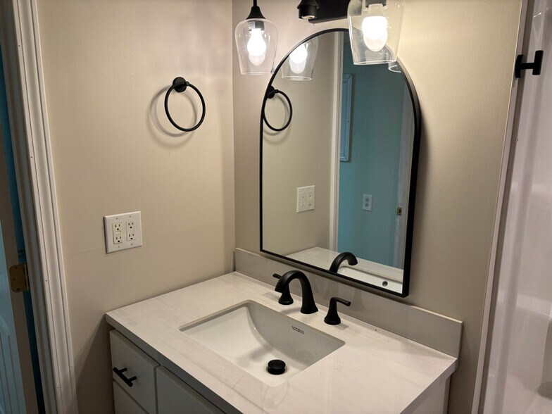 Building Photo - 823 3rd Ave