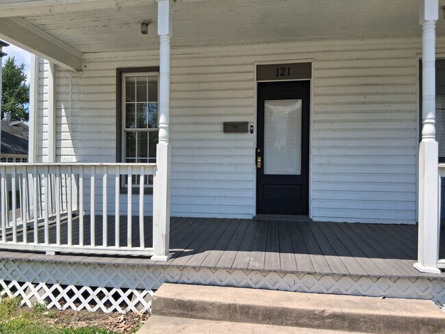 Building Photo - Charming Spacious Double