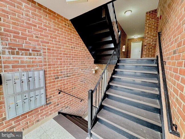 Building Photo - 327 St Marys Ave