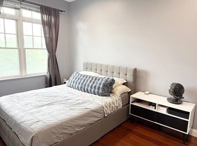 Building Photo - Sophisticated Space Designed for Comfort