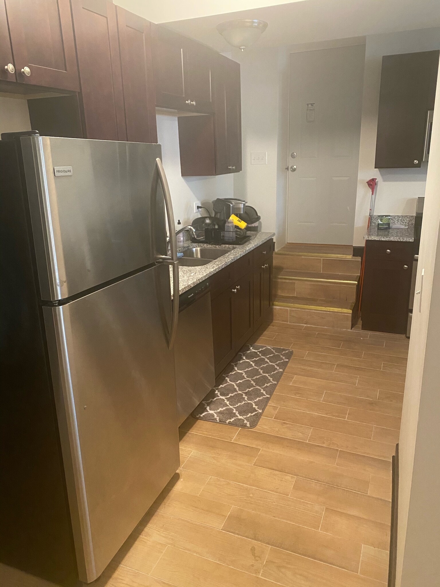 Kitchen - 6415 N Greenview Ave