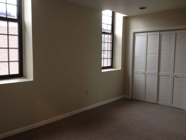 Building Photo - 234 W Clarke Ave