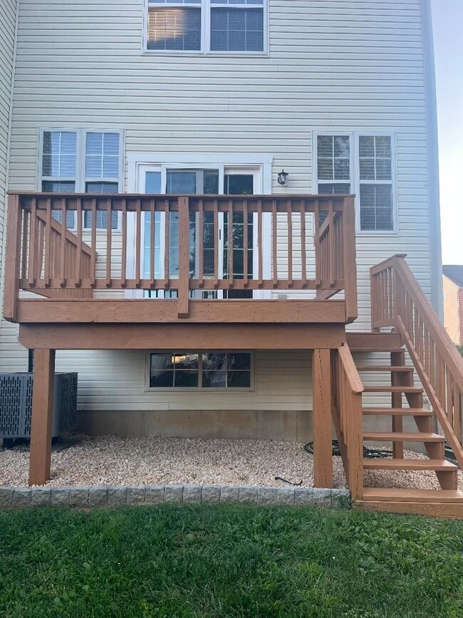 Building Photo - End Unit Townhouse in Brennan Estates- 2 B...