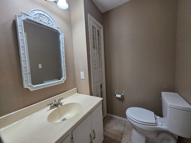 Building Photo - 4BR/2BA lake view home with covered back p...