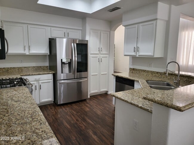 Building Photo - 4909 W Behrend Dr