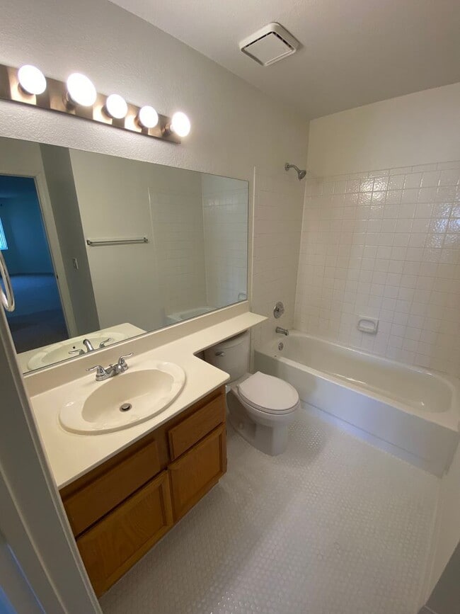 Building Photo - Tamarus