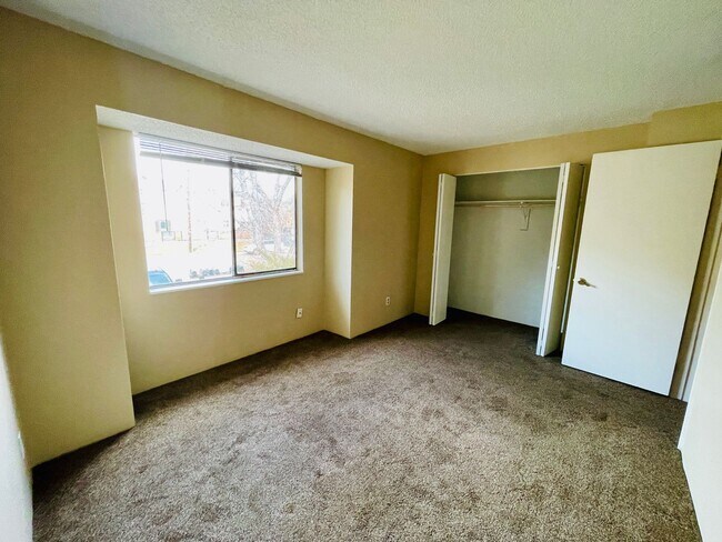 Building Photo - 4 Bedroom Town-home Near Downtown Golden A...