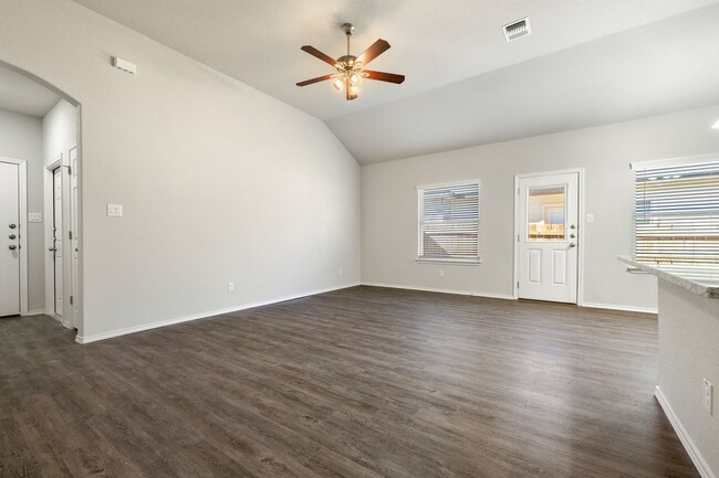 Building Photo - AVAILABLE NOW! GORGEOUS 3 BEDROOM DUPLEX L...