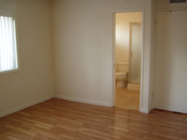 Building Photo - 10854 Reseda Blvd